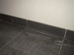 comment poser des plinthes en carrelage