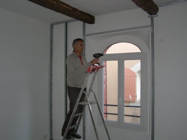 Visser dans du placo