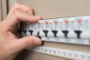 DISJONCTEUR ÉLECTRIQUE : TOUT CE QU’IL FAUT SAVOIR POUR FAIRE LE BON CHOIX