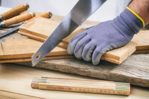comment couper du bois avec une scie manuelle