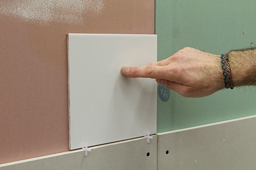 Apprendre à poser un carrelage mural