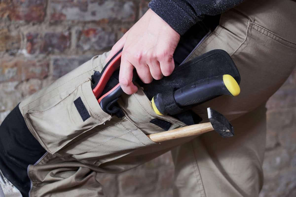 Pantalon de travail : les caractéristiques à privilégier par métier