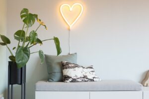 Les-avantages-de-la-décoration-des-pièces-avec-des-néons