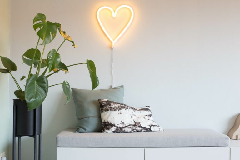Les-avantages-de-la-décoration-des-pièces-avec-des-néons