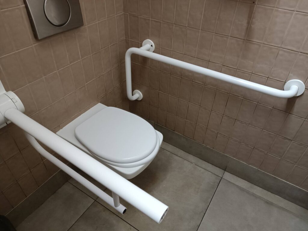 Équiper correctement une salle de bain pour PMR