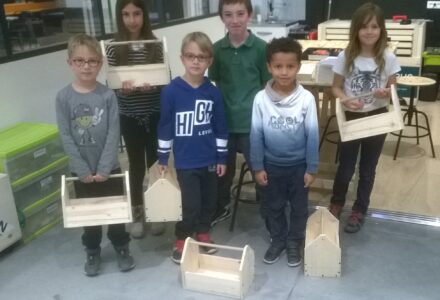Enfants participant à une activité bricolage créative