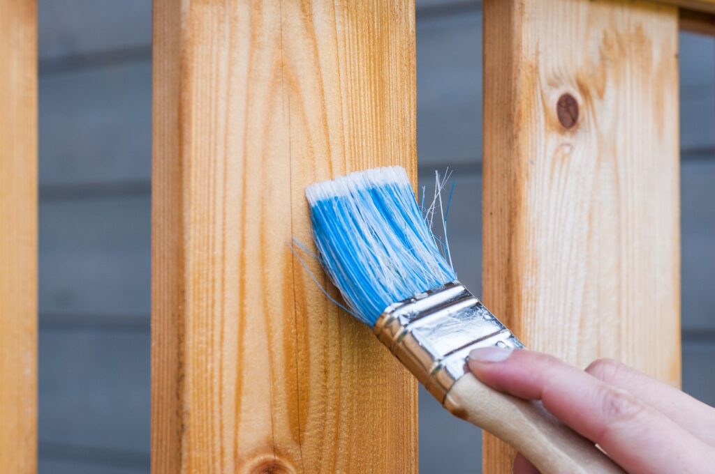 Quel vernis pour garder le bois naturel ? L’essentiel à savoir