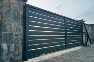 Quelles sont les étapes essentielles pour motoriser un portail coulissant en aluminium de grande largeur ?