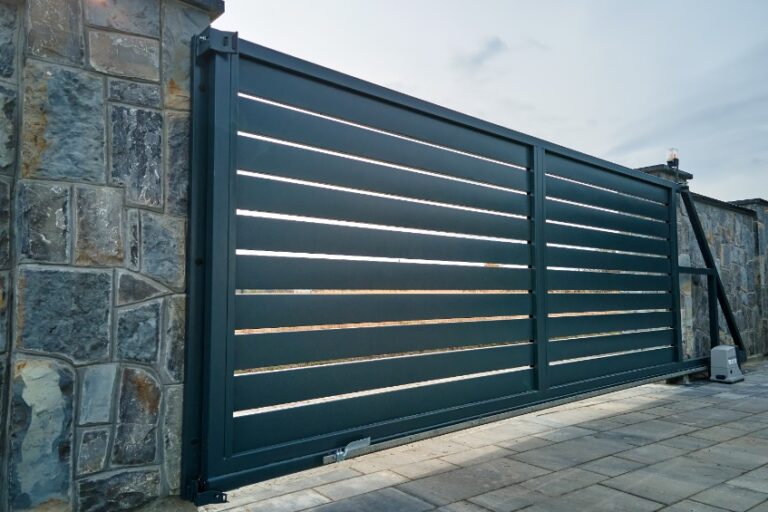 Quelles sont les étapes essentielles pour motoriser un portail coulissant en aluminium de grande largeur ?
