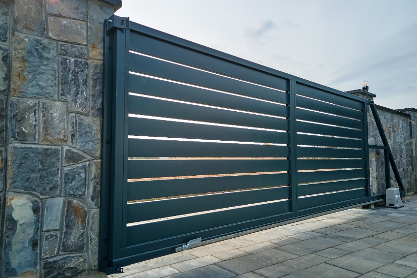 Quelles sont les étapes essentielles pour motoriser un portail coulissant en aluminium de grande largeur ?