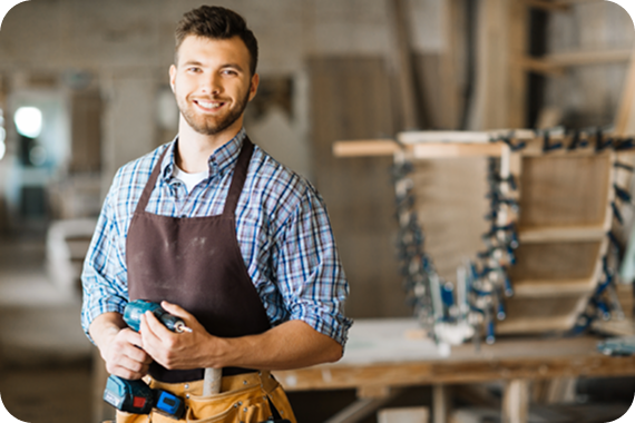 cours de bricolage — Smiling craftsman with electric drill