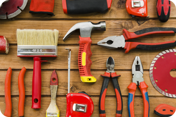 cours de bricolage — Smiling craftsman with electric drill