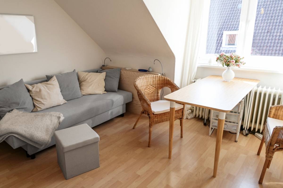 Astuces déco pour donner du caractère à un petit salon