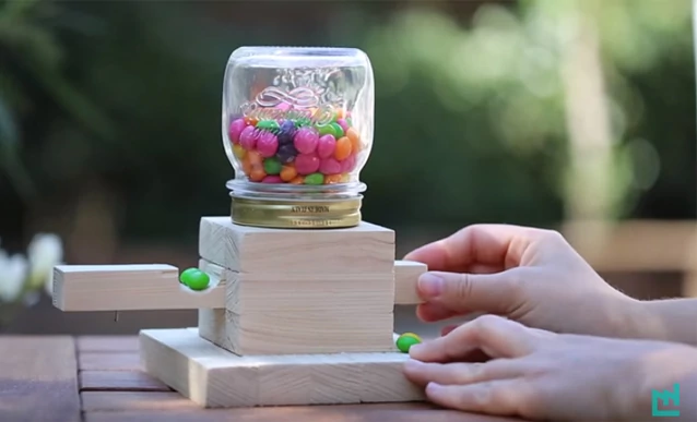 Atelier enfant : fabriquer un distributeur de bonbons